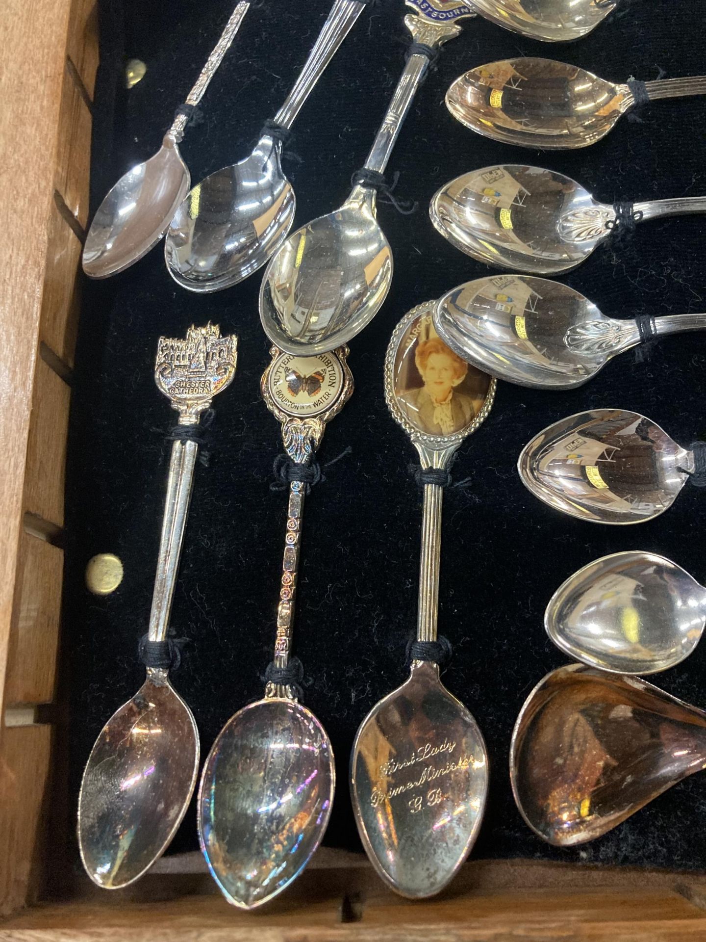 A WOODEN DISPLAY BOX CONTAINING ASSORTED COLLECTABLE SILVER PLATED TEASPOONS - Bild 3 aus 5