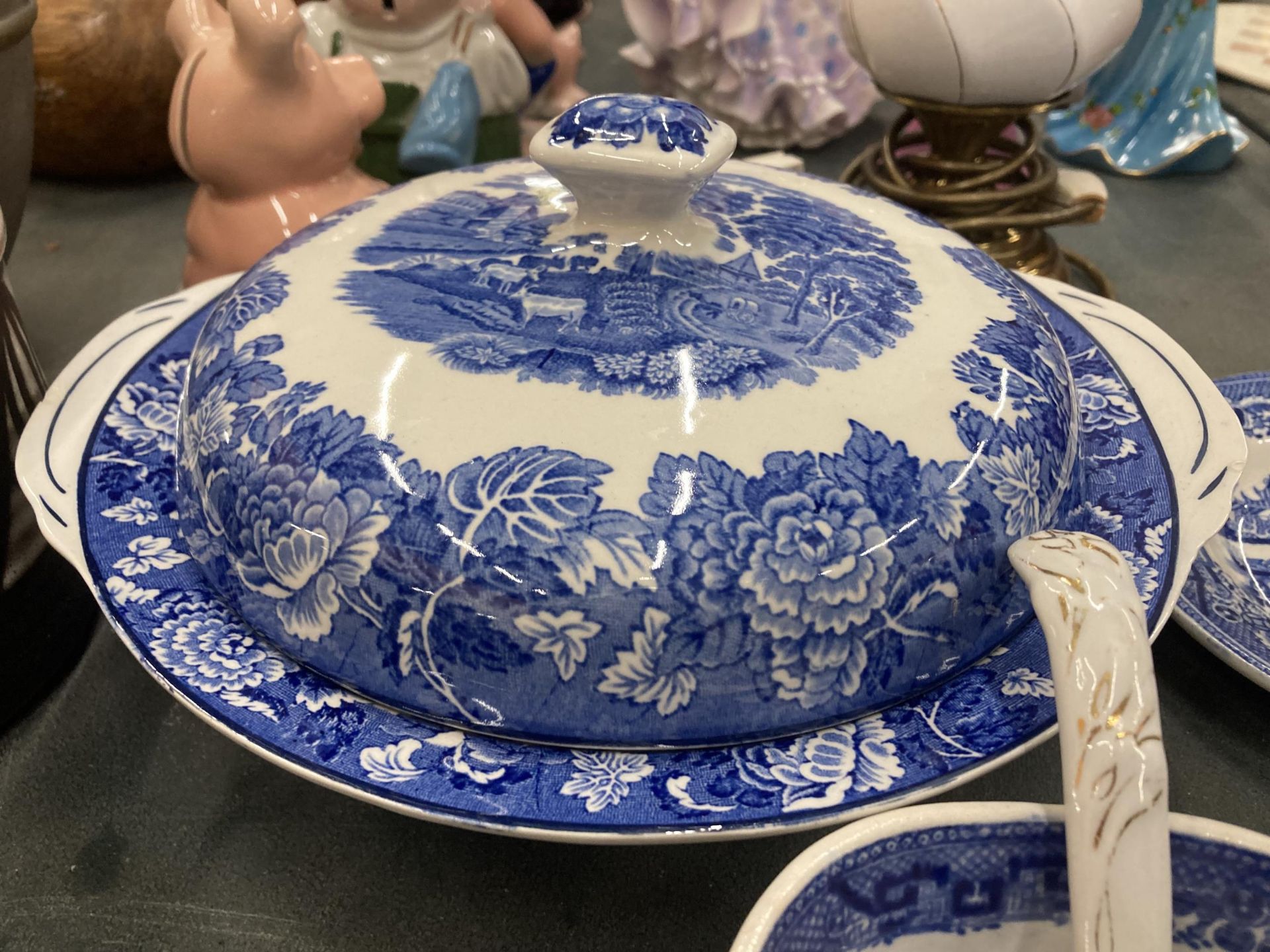 A COLLECTION OF BLUE AND WHITE CHINA TO INCLUDE OLD WILLOW, WEDGWOOD, SPODE ETC - Bild 4 aus 8