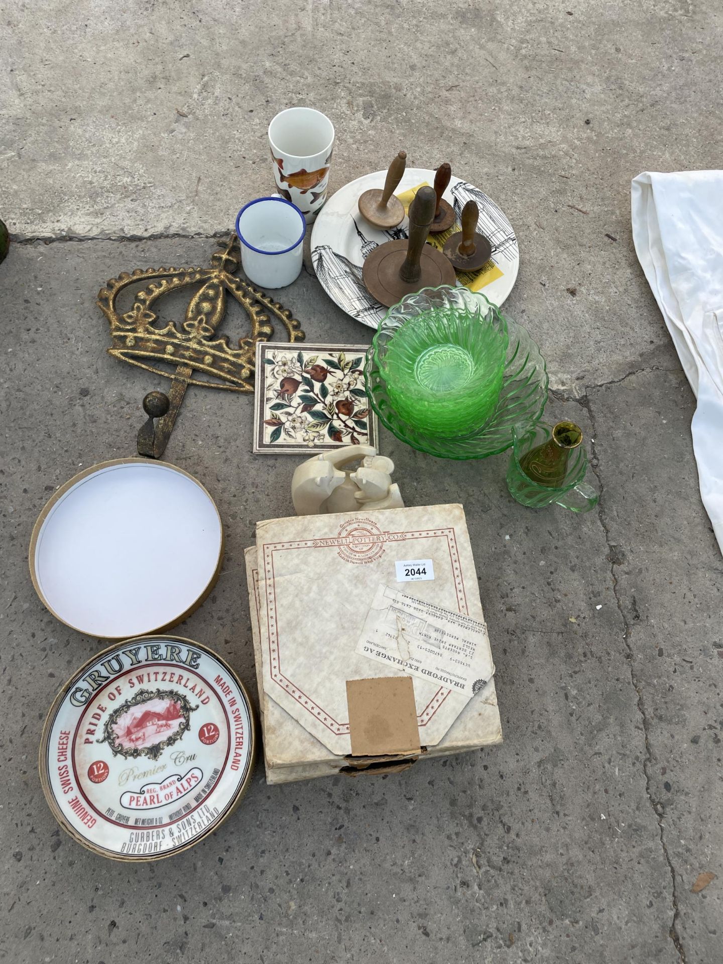 AN ASSORTMENT OF VINTAGE ITEMS TO INCLUDE GLASS WARE AND A BRASS COAT HOOK ETC