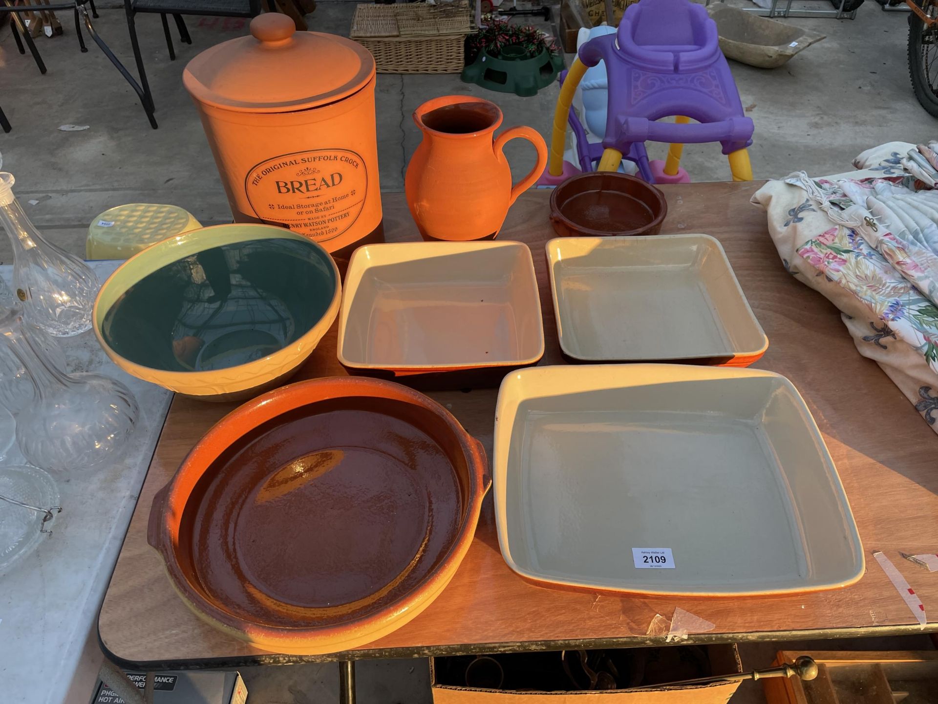 AN ASSORTMENT OF STONEWARE ITEMS TO INCLUDE A BREAD BIN, JUG AND DISHES ETC