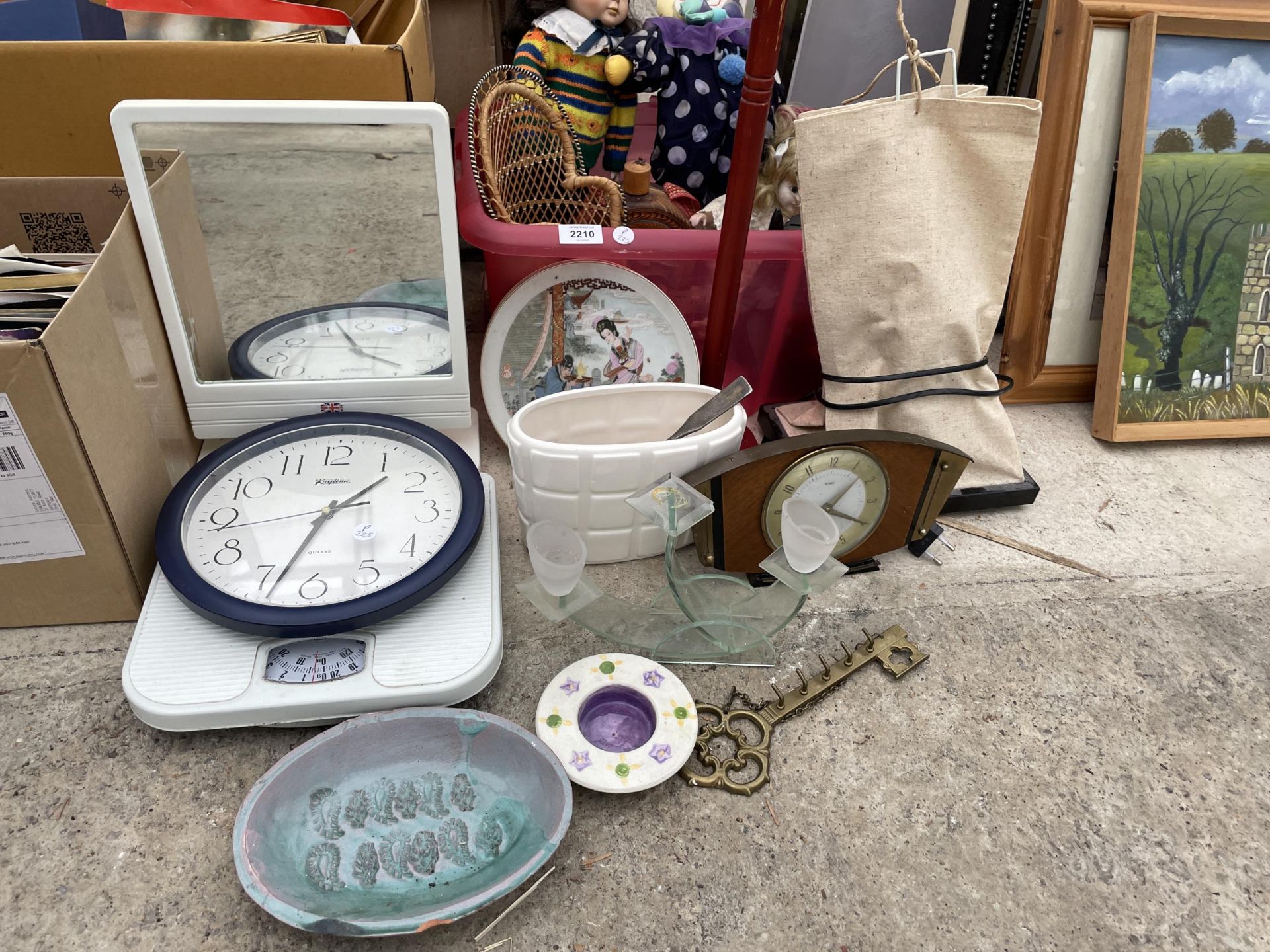 AN ASSORTMENT OF ITEMS TO INCLUDE 7" SINGLES, DOLLS AND CLOCKS ETC - Image 4 of 4