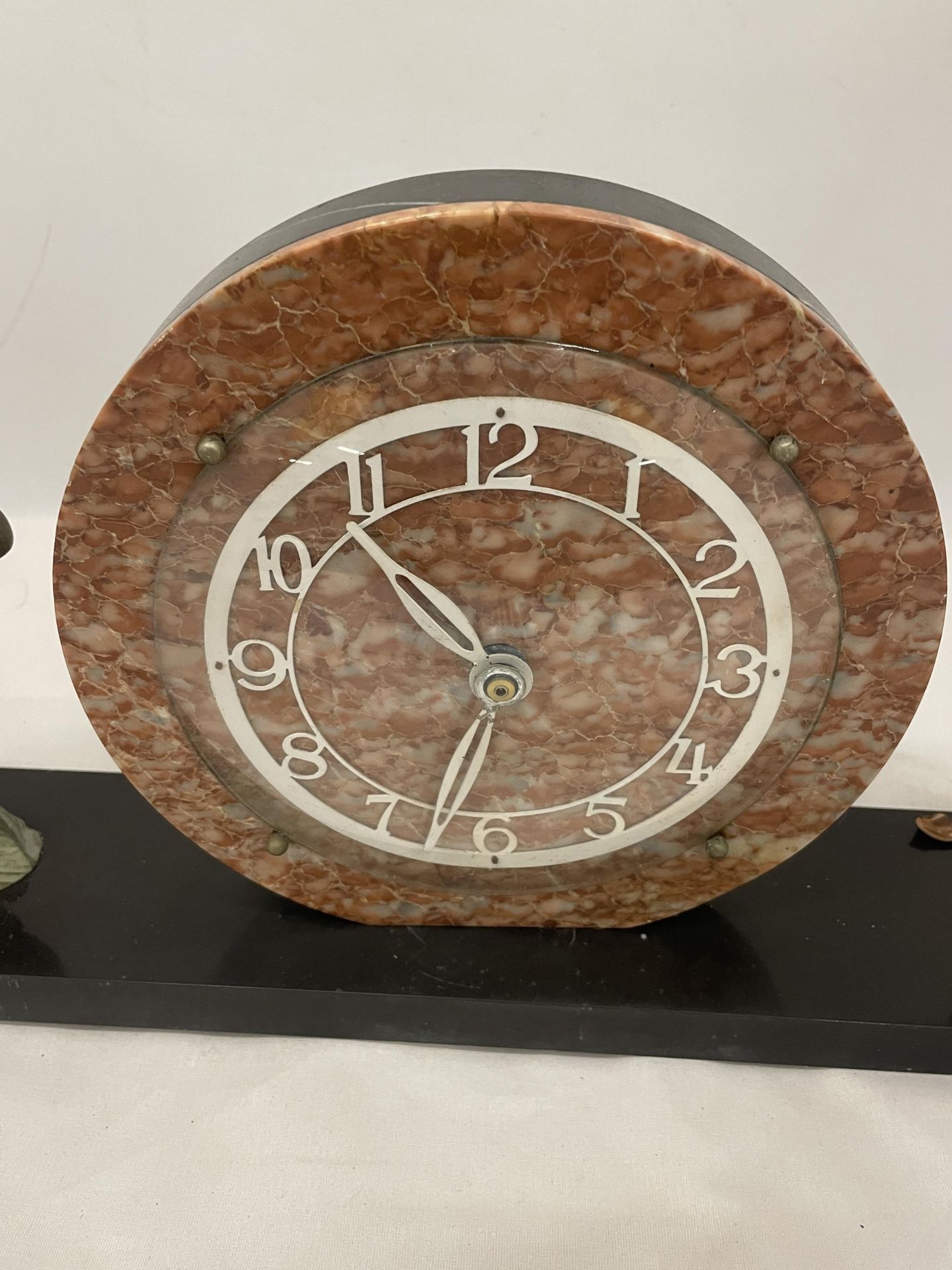 A CONTINENTAL ART DECO CLOCK ON A PLINTH WITH SQUIRREL GARNITURES 23" WIDE - Image 3 of 4