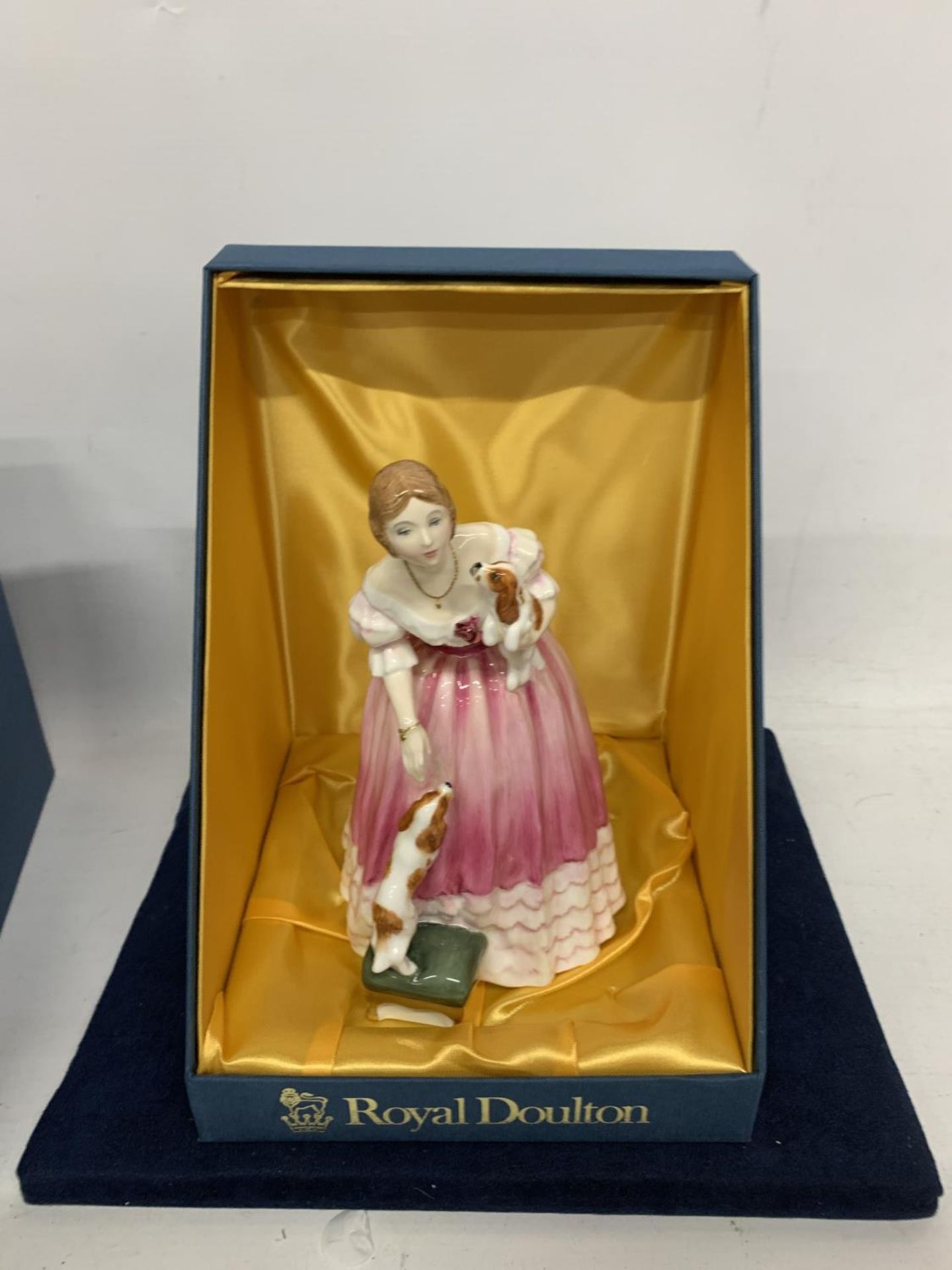 A LIMITED EDITION NO 712/5000 BOXED ROYAL DOULTON FIGURE QUEENS OF THE REALMS QUEEN VICTORIA HN 3125 - Image 2 of 4