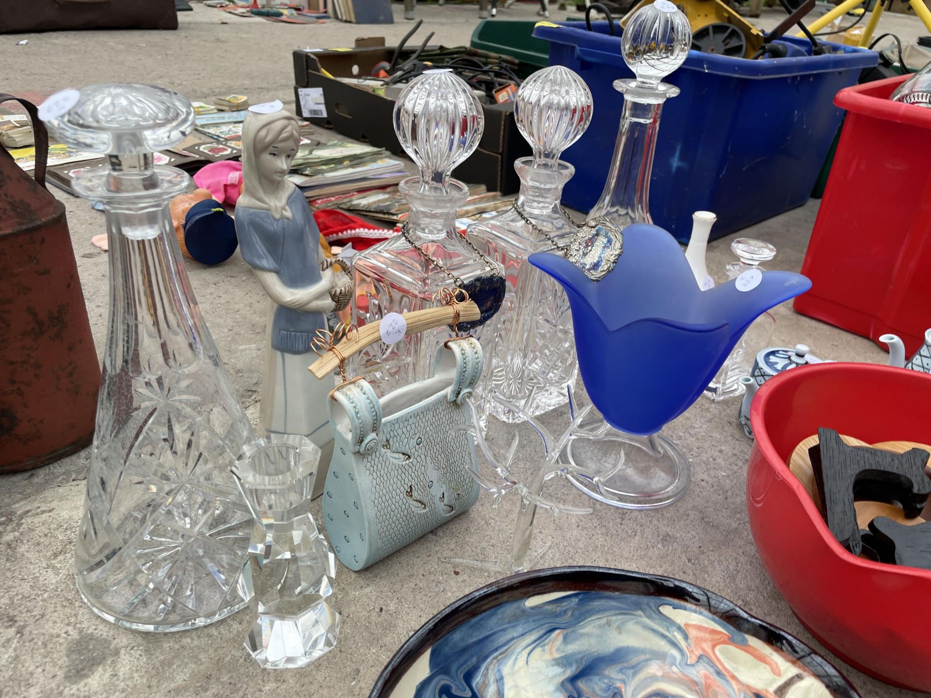 AN ASSORTMENT OF CERAMICS AND GLASS WARE TO INCLUDE DECANTORS AND BOWLS ETC - Image 2 of 3