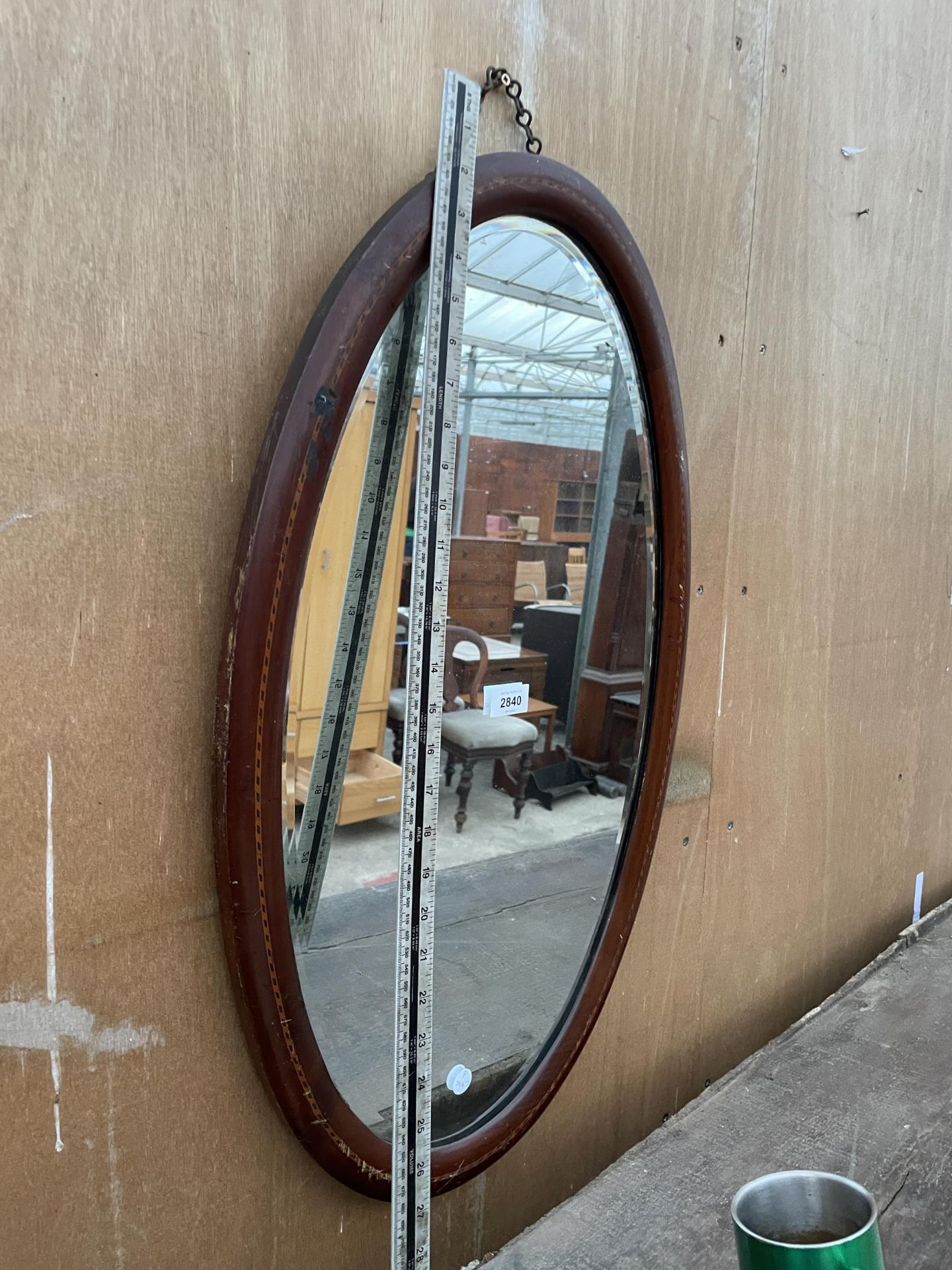AN OVAL MAHOGANY AND INLAID EDWARDIAN MIRROR - Image 3 of 3