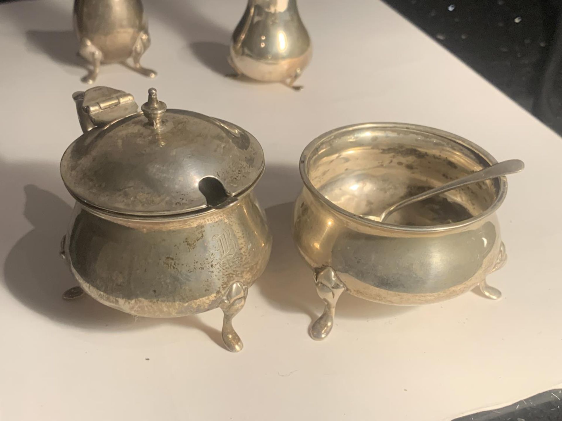 A HALLMARKED BIRMINGHAM SILVER CRUET SET WITH TWO SPOONS GROSS WEIGHT 133.7 GRAMS - Image 6 of 6