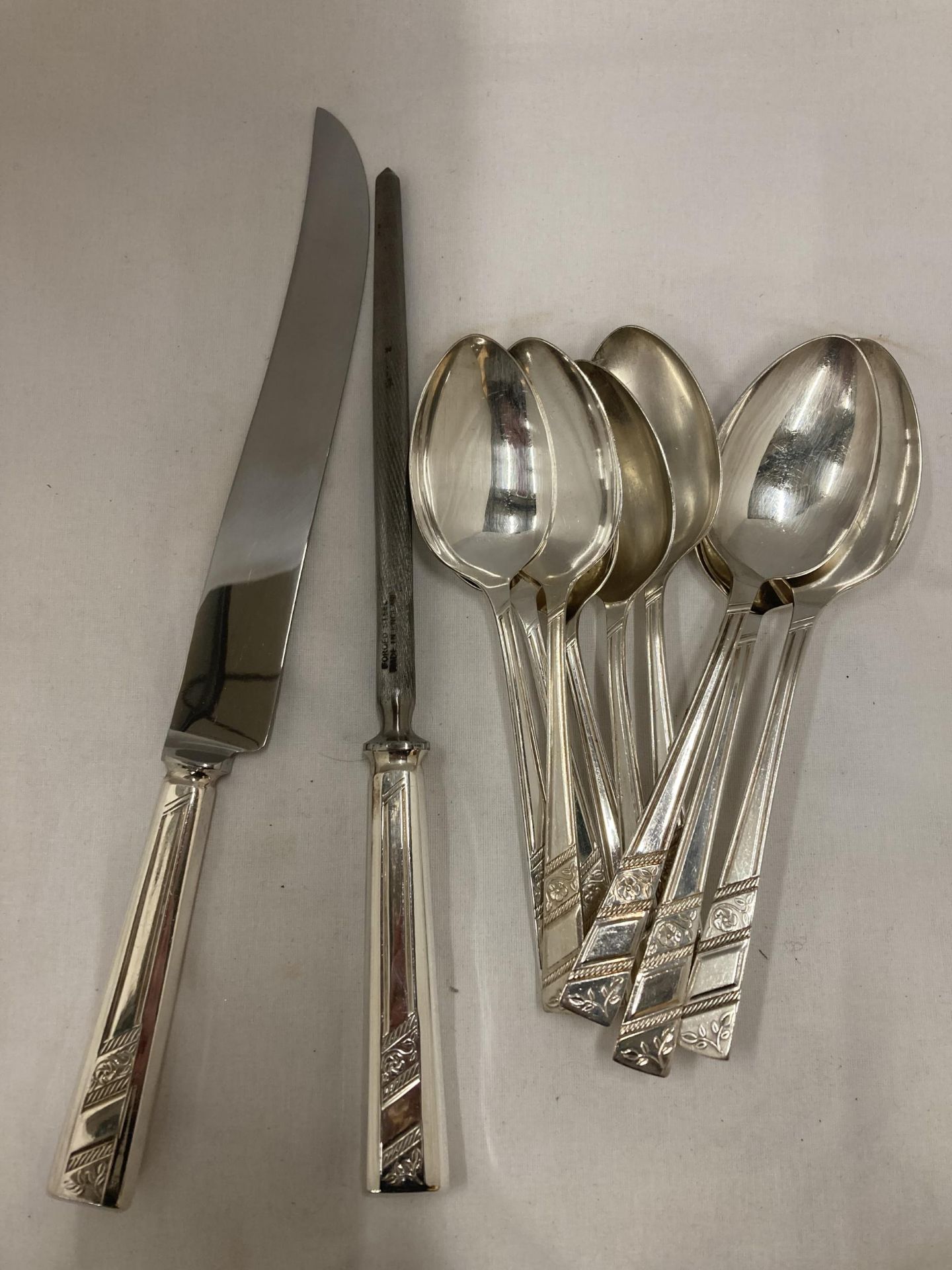 A QUANTITY OF FLATWARE TO INCLUDE A CARVING SET AND SHARPENING STEEL - Image 2 of 2