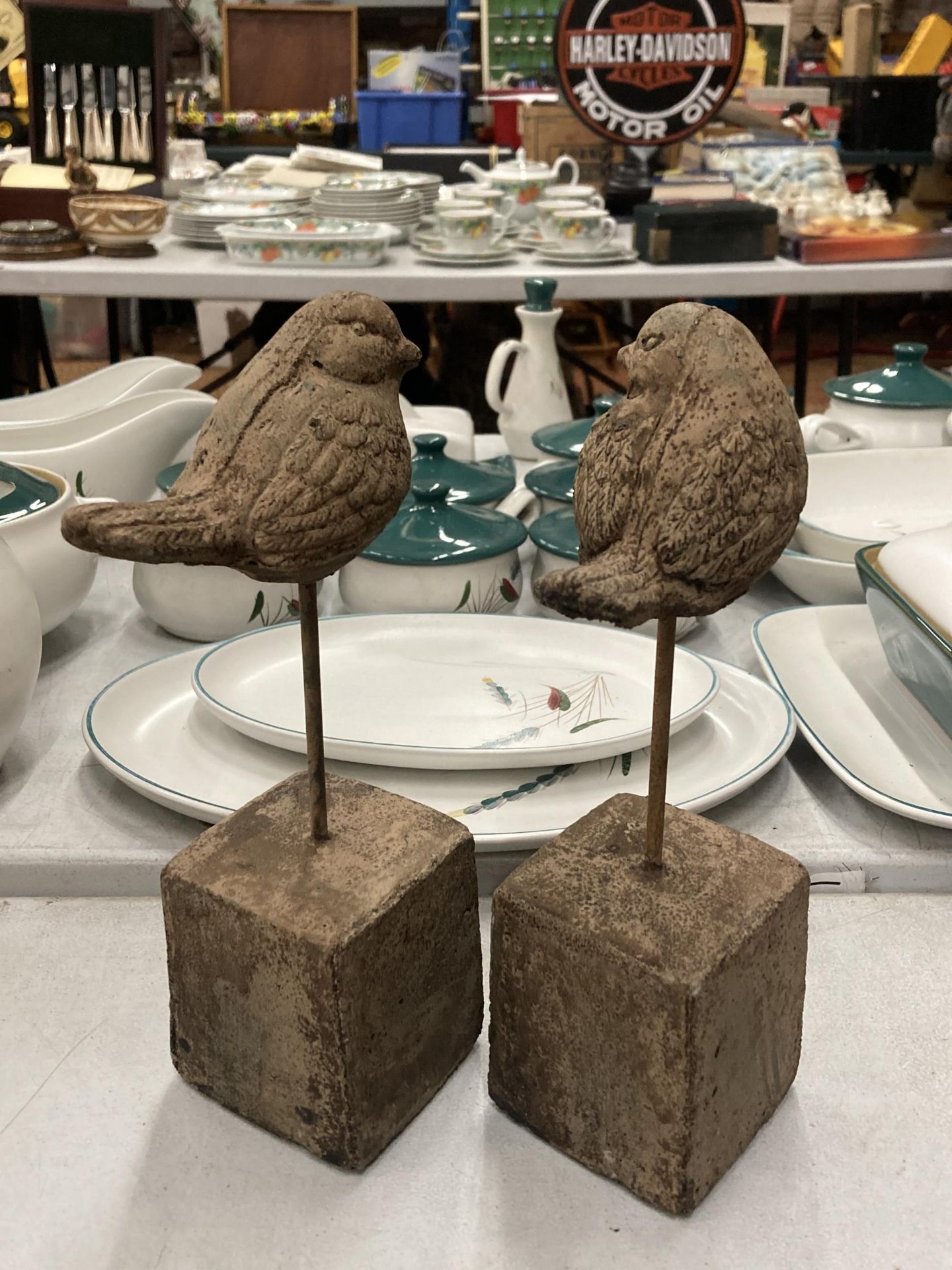 TWO DECORATIVE STONE BIRD ON PLINTH STATUES. HEIGHT 24CM - Bild 2 aus 2