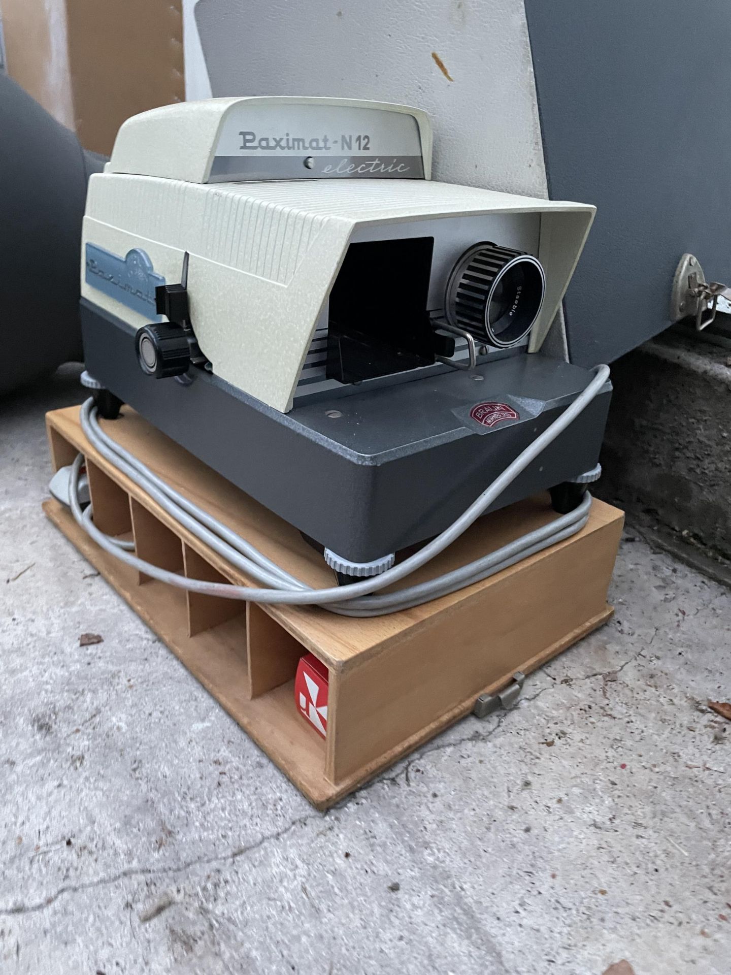 A BRAUN PROJECTOR WITH CARRY CASE - Image 3 of 4