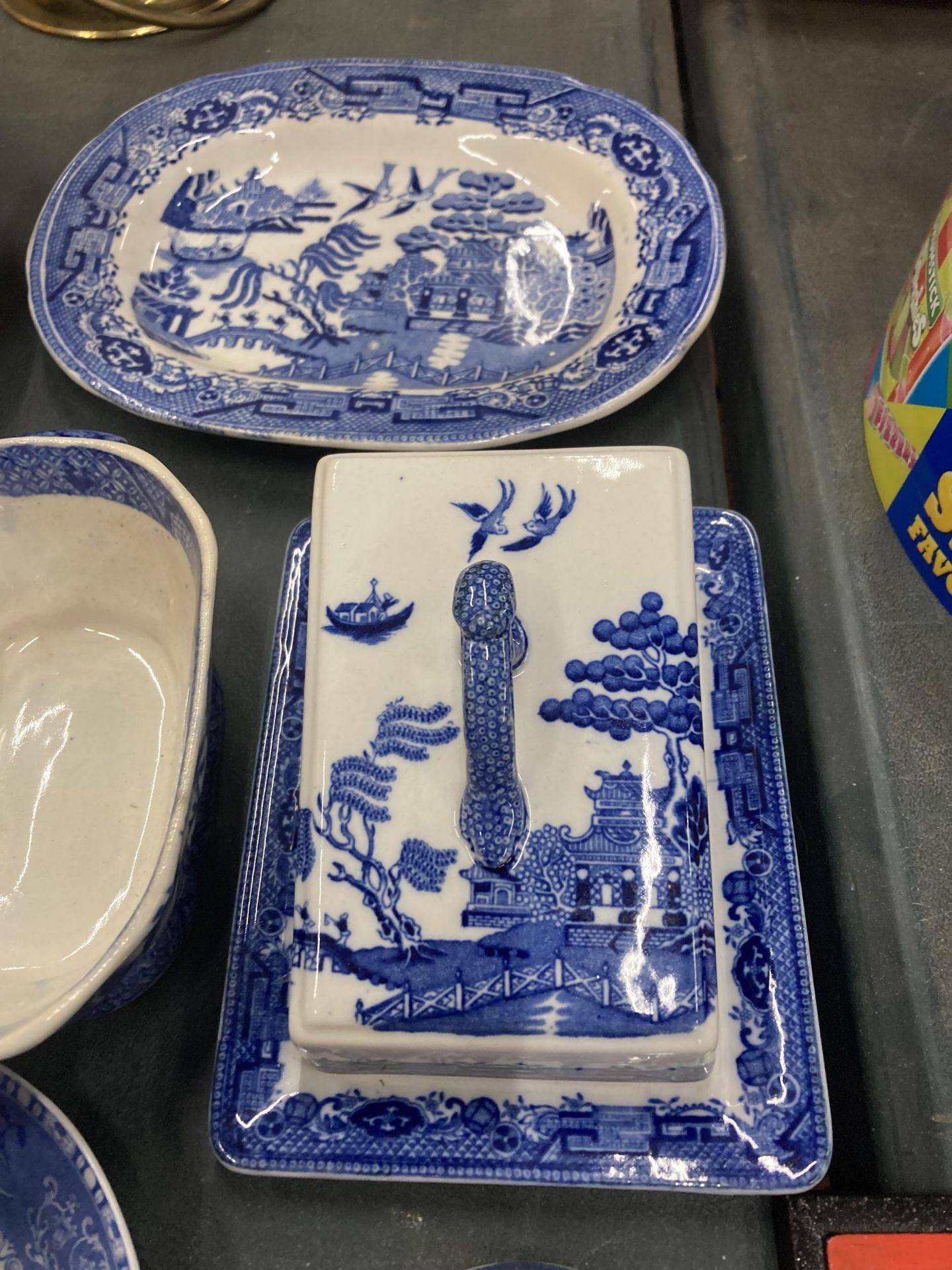 A COLLECTION OF BLUE AND WHITE CHINA TO INCLUDE OLD WILLOW, WEDGWOOD, SPODE ETC - Bild 3 aus 8