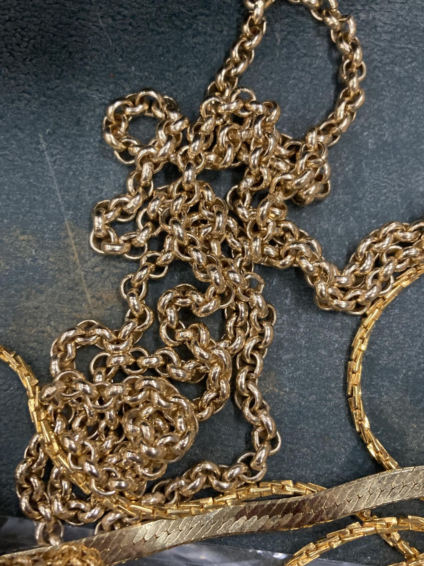 A BAG OF YELLOW METAL COSTUME JEWELLERY CHAINS ETC - Bild 4 aus 4