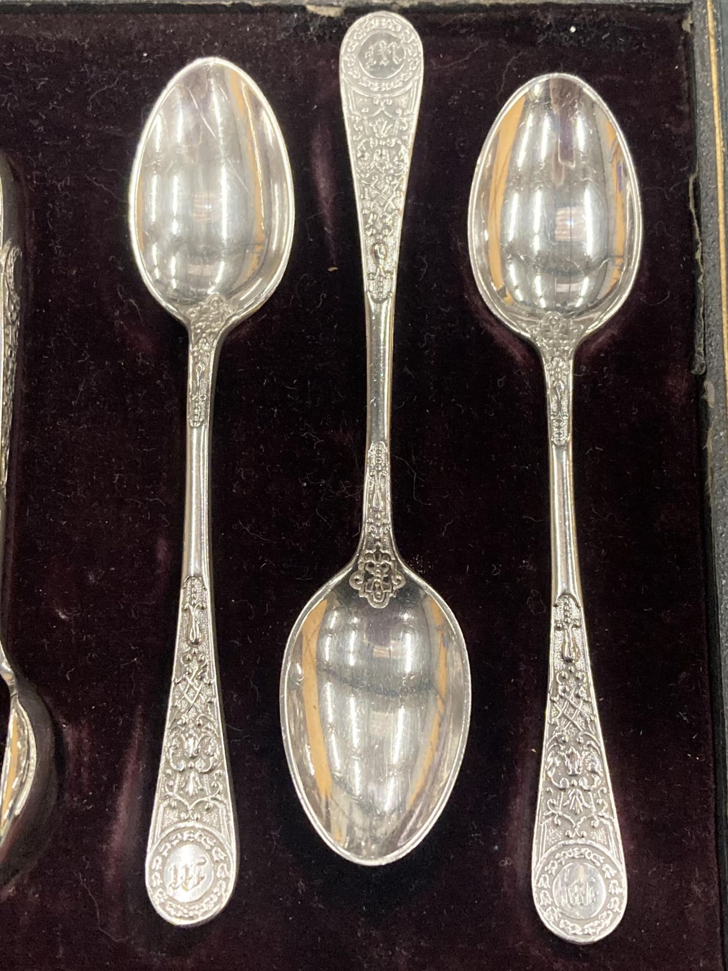 A VINTAGE CASED SILVER PLATED TEASPOONS AND SUGAR TONGS SET - Image 2 of 2