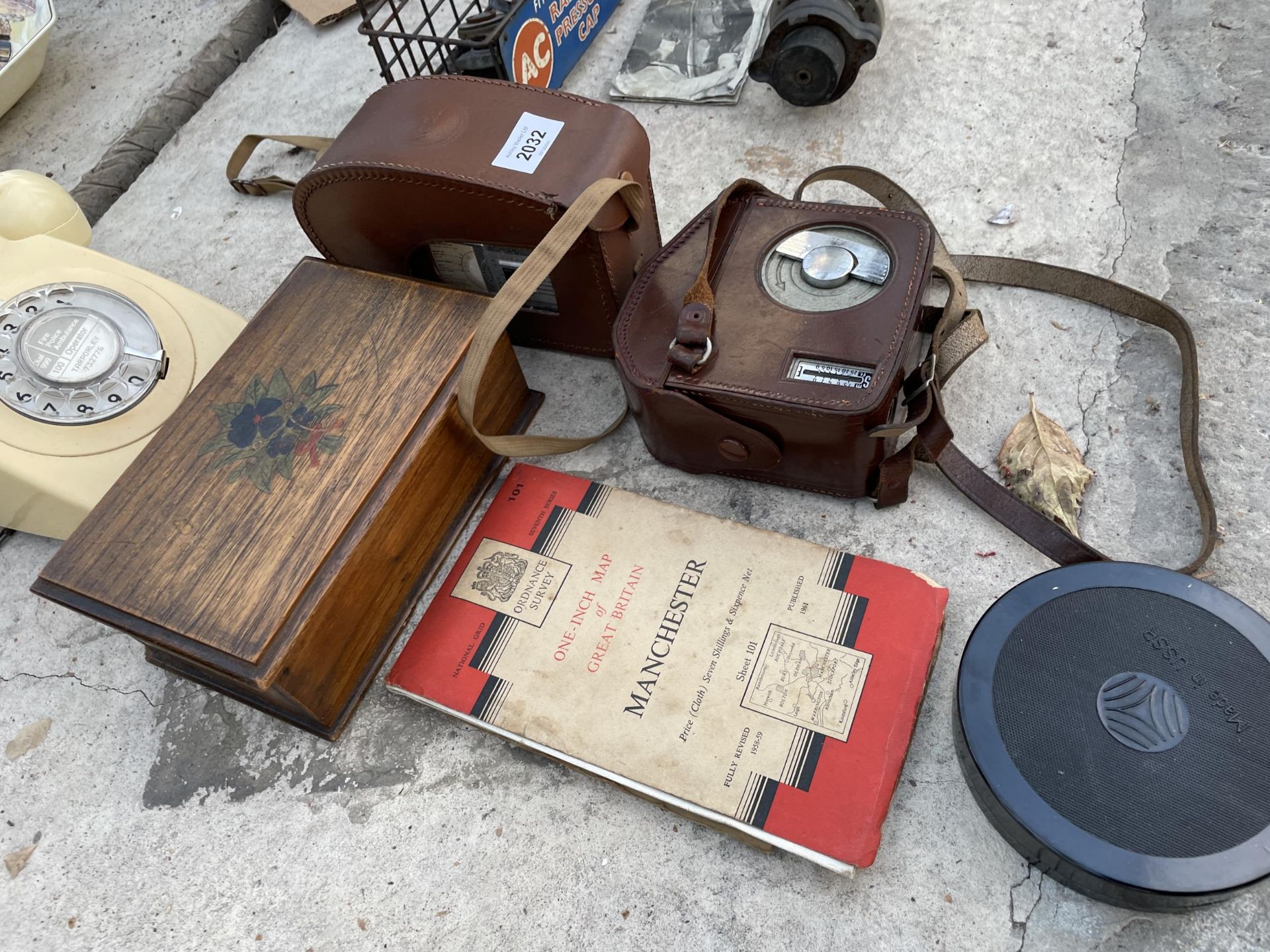 AN ASSORTMENT OF VINTAGE ITEMS TO INCLUDE A DIAL TELEPHONE, CAMERAS AND A WOODEN BOX ETC - Image 2 of 3