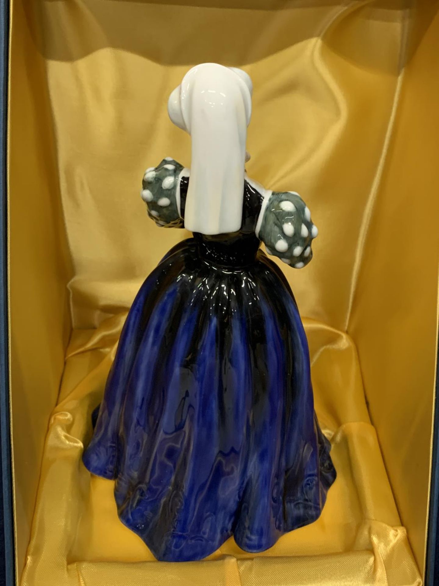 A LIMITED EDITION NO 236/5000 BOXED ROYAL DOULTON FIGURE QUEENS OF THE REALMS MARY QUEEN OF SCOTS HN - Image 3 of 4