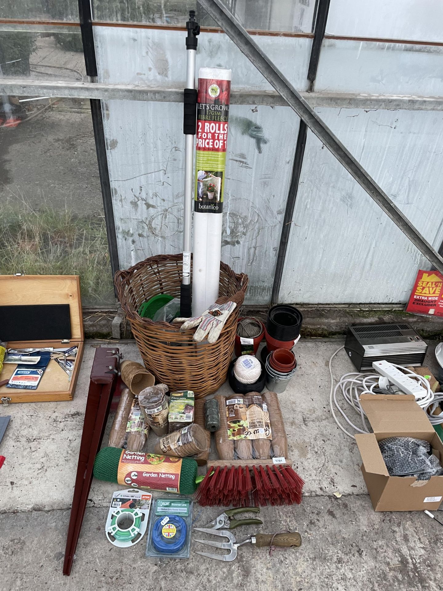 AN ASSORTMENT OF GARDEN ITEMS TO INCLUDE FIBRE POTS, FLEECE AND A BASKET ETC