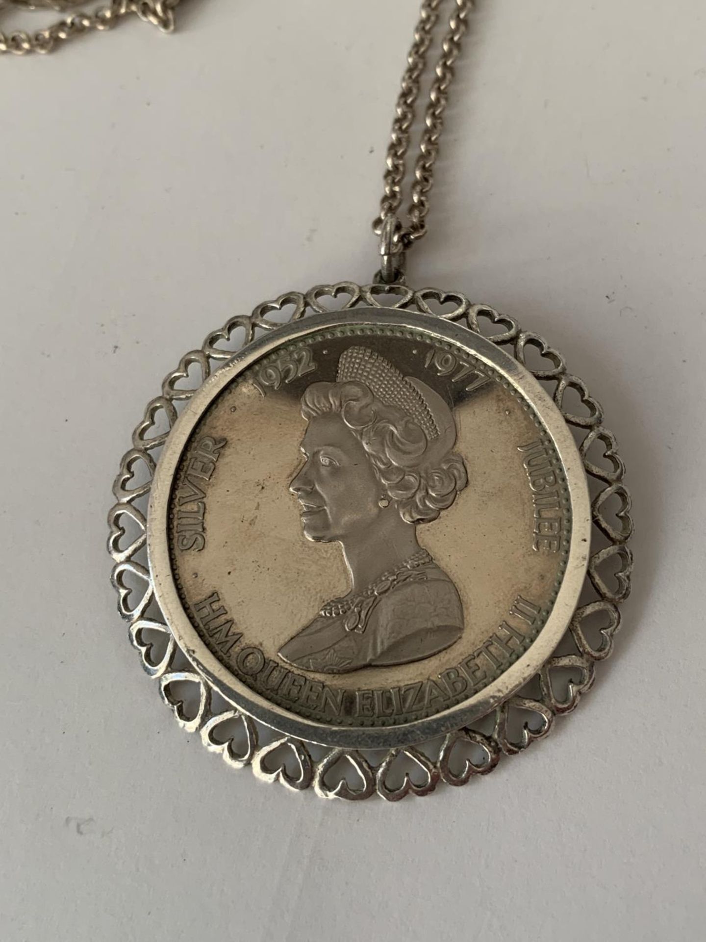 A SILVER JUBILEE COIN NECKLACE - Image 2 of 3