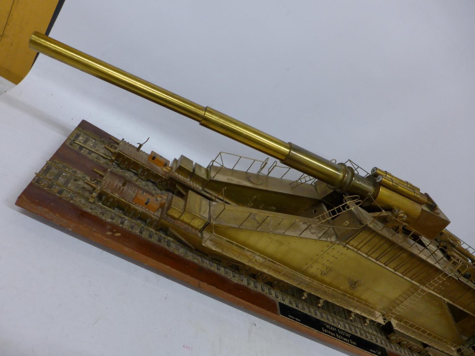 AN IMPRESSIVE 1/35 SCALE BRASS MODEL OF THE WORLD WAR II NAZI GERMANY RAILWAY GUN 'HEAVY GUSTAV' - Image 4 of 15