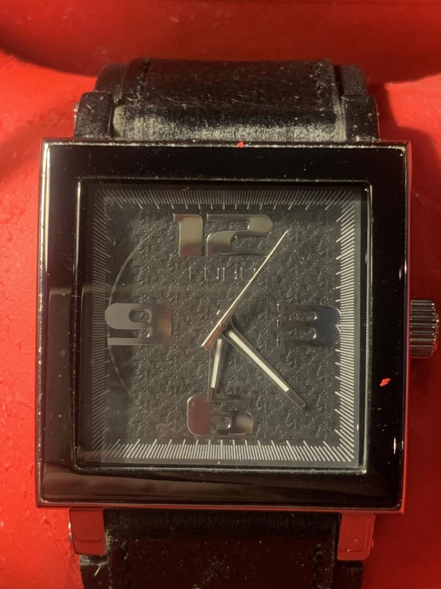 AN AS NEW AND BOXED FUBU WRISTWATCH SEEN WORKING BUT NO WARRANTY - Bild 2 aus 4