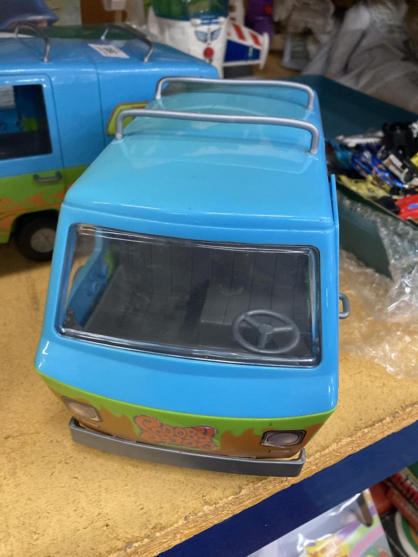 A SCOOBY DAY MYSTERY MACHINE VAN GHOST PATROL AND FULL SET OF CHARACTER FIGURES - Bild 2 aus 2