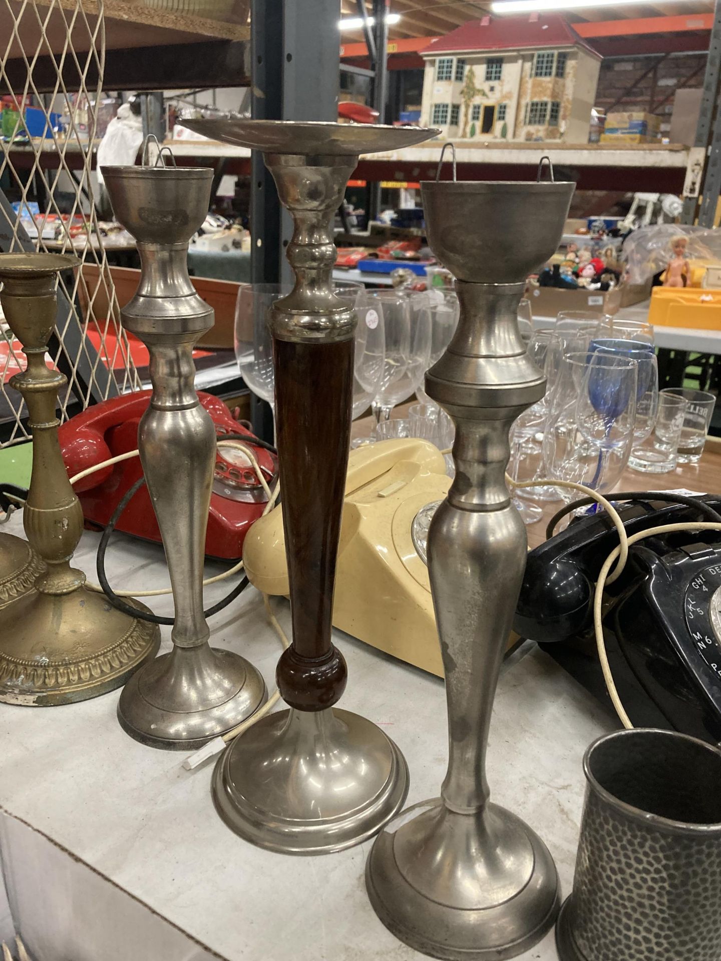 TWO PAIRS OF VINTAGE CANDLESTICKS TO INCLUDE CHROME EFFECT EXAMPLES, PEWTER TANKARD AND FURTHER - Image 3 of 5