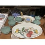 A MIXED LOT OF CERAMICS TO INCLUDE A WEDGWOOD PLANTER, DENBY LIDDED BOWLS, A DOULTON LAMBETH VASE,
