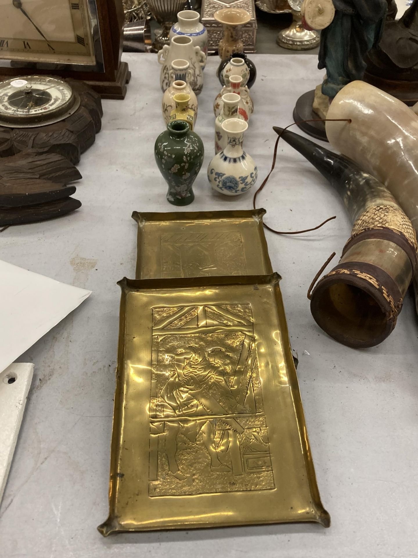 A GROUP OF MINIATURE ORIENTAL PORCELAIN VASES AND PAIR OF VINTAGE BRASS TRAYS