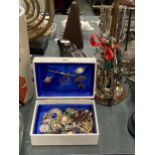 A GROUP OF ASSORTED COSTUME JEWELLERY TO INCLUDE WOODEN DISPLAY STAND AND BOX OF BROOCHES