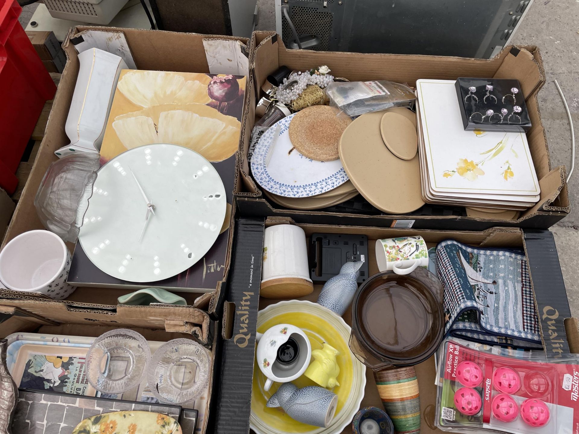 AN ASSORTMENT OF HOUSEHOLD CLEARANCE ITEMS TO INCLUDE CERAMICS AND GLASS WARE ETC - Image 3 of 3