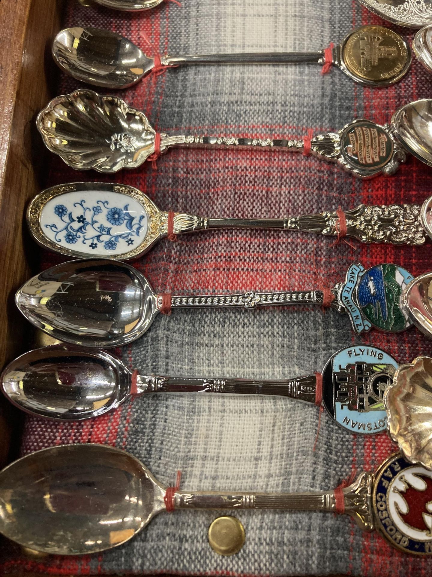 A WOODEN DISPLAY BOX CONTAINING ASSORTED COLLECTABLE SILVER PLATED TEASPOONS - Image 2 of 5