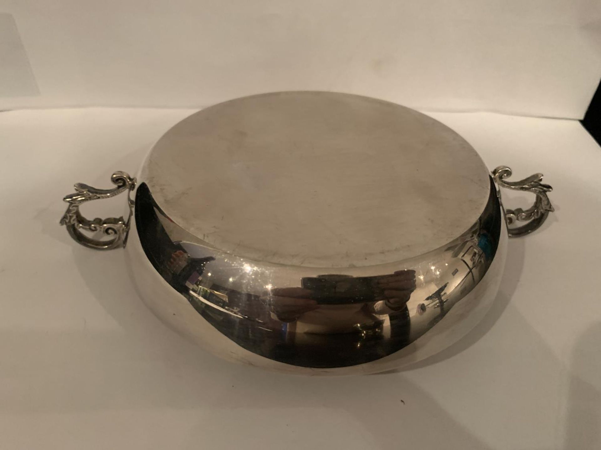 A HALLMARKED SHEFFIELD SILVER TWIN HANDLED DISH - Image 2 of 4