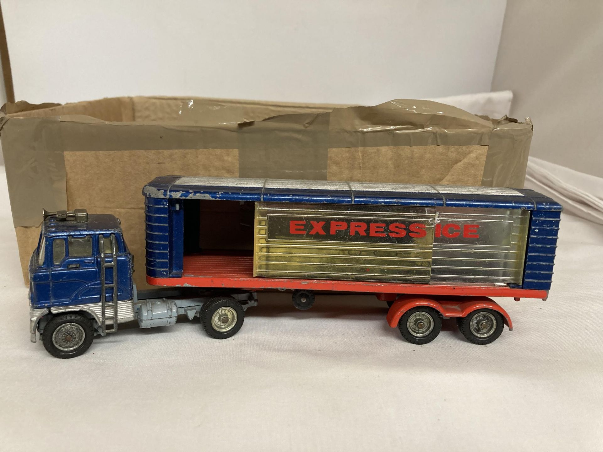 THREE CORGI (PLAYWORN) TO INCLUDE TWO BEDFORD TK'S AND A FORD ARTIC LORRY - Image 3 of 4