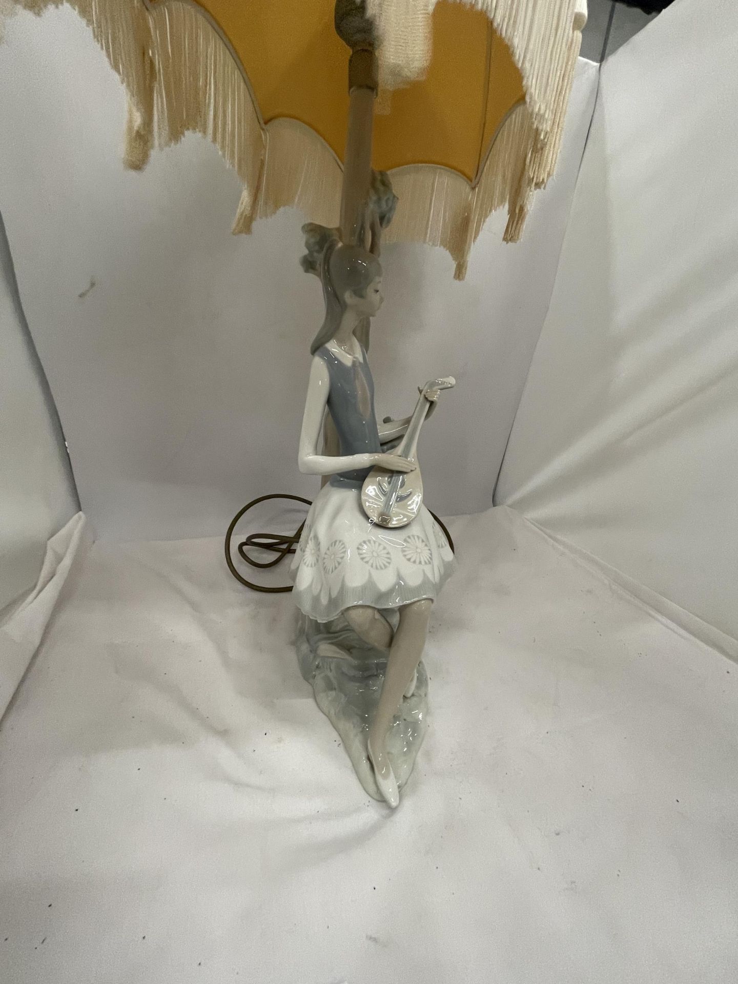 A LLADRO LAMP - THE FIGURE OF A GIRL PLAYING A MANDOLIN WITH A CREAM SHADE - Image 3 of 5