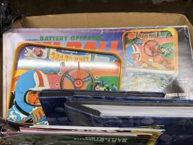 TWO FOLDERS OF BATMAN AUTOMOBILIA MAGZINES, A BATTERY OPERATED PINBALL GAME AND A GRAND PRIX GAME