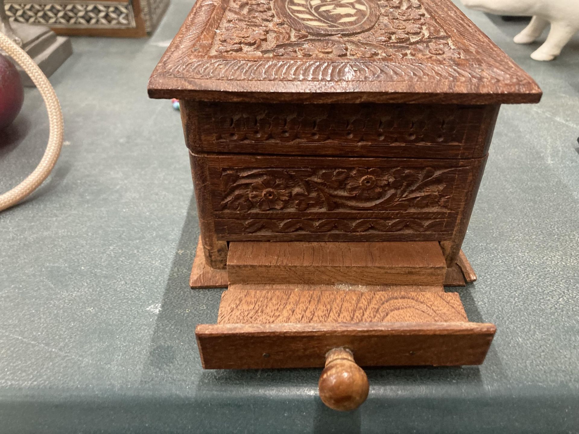 A MIDDLE EASTERN CARVED AND INLAID WOODEN BOX - Image 2 of 4