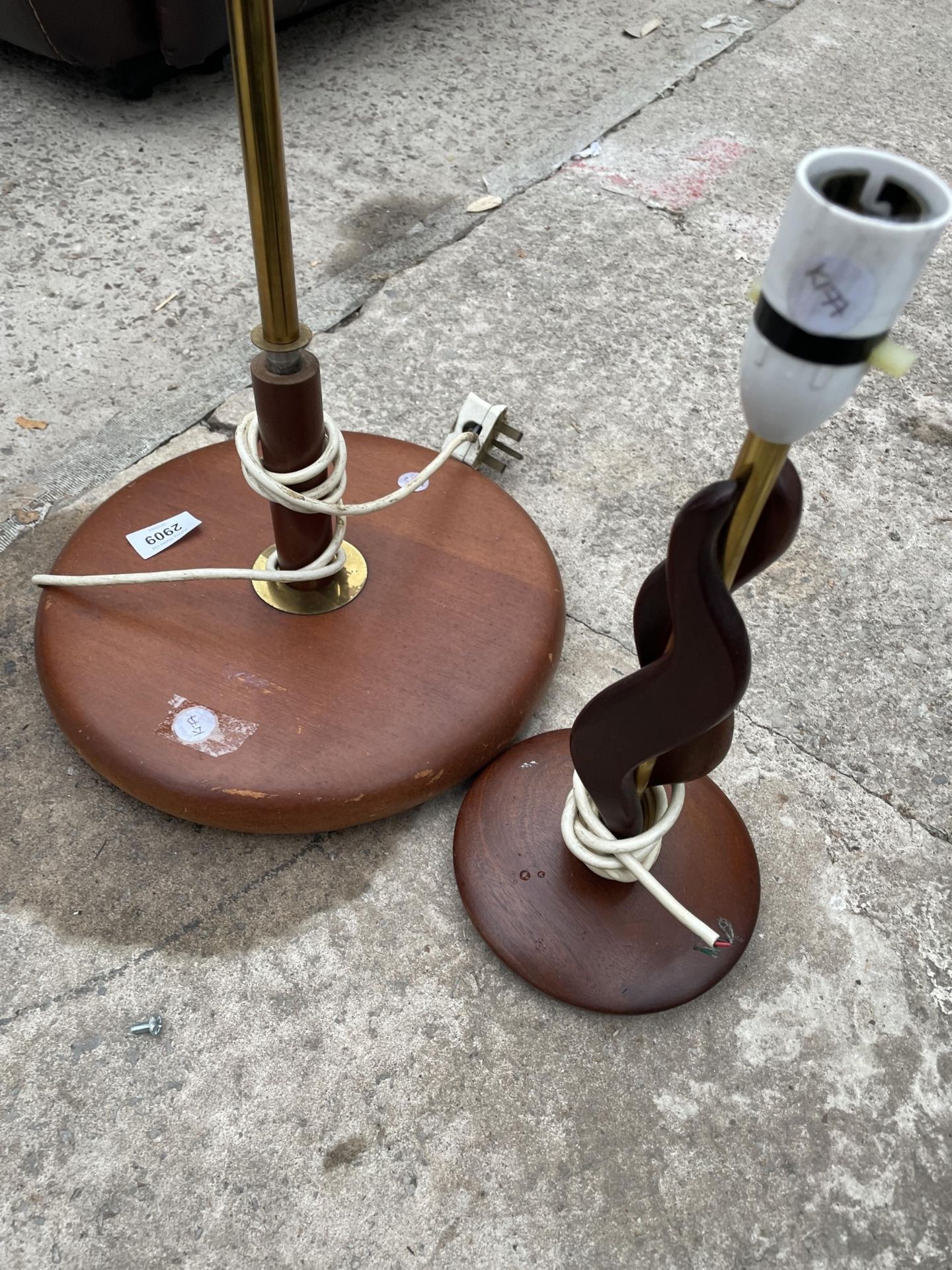 A RETRO TEAK AND BRASS STANDARD LAMP, SIMILAR TABLE LAMP - Image 3 of 3