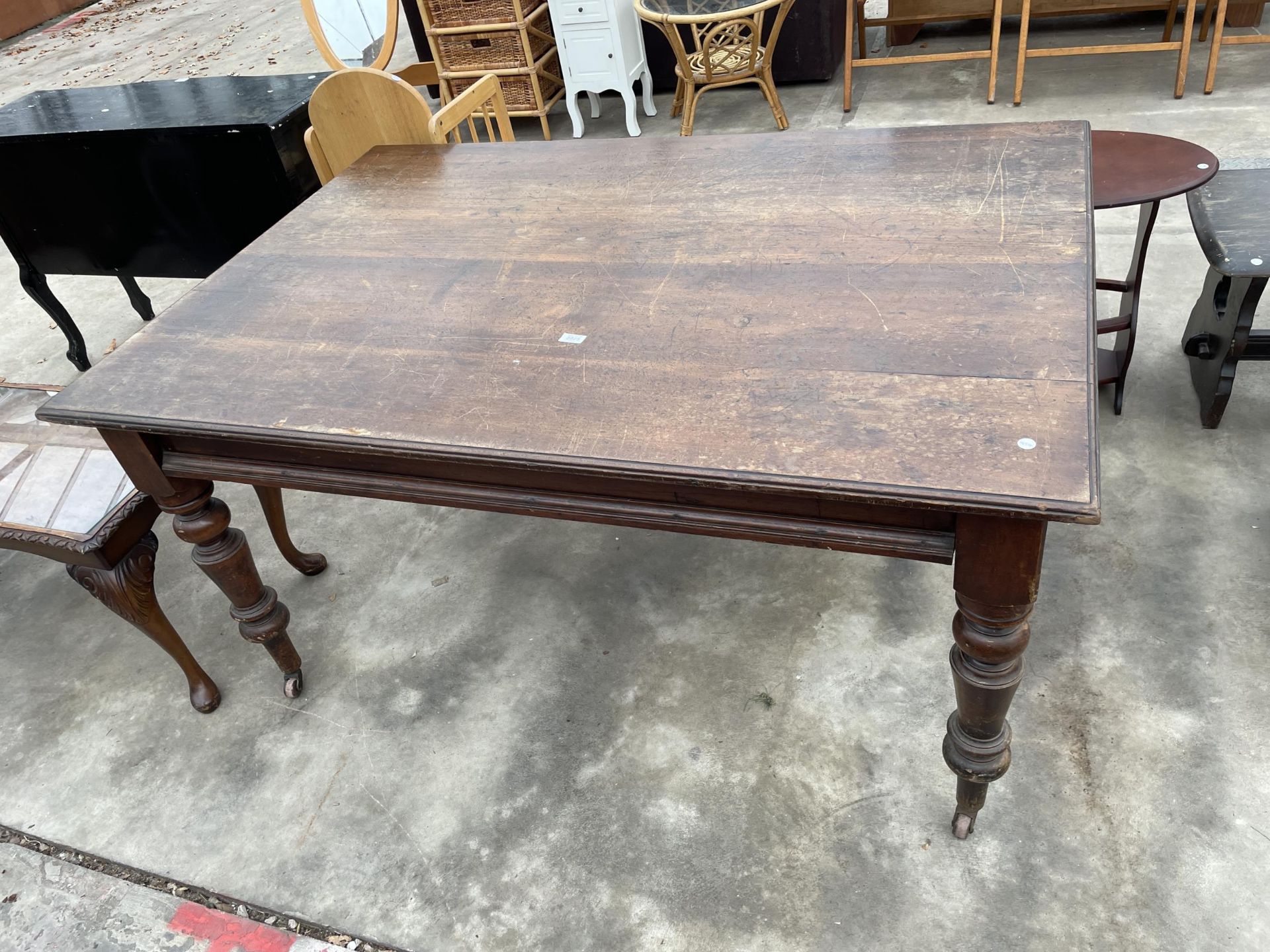 A LATE VICTORIAN MAHOGANY AND BEECH DINING TABLE ON TURNED LEGS, 60 X 41"