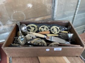 AN ASSORTMENT OF METAL WARE ITEMS TO INCLKUDE HORSE BRASSES AND FLATWARE ETC