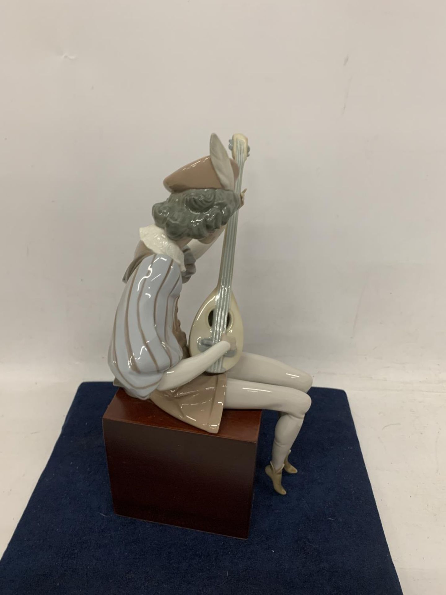 A LLADRO FIGURE OF SEATED MINSTREL PLAYING A LUTE (THUMB A/F) - Image 2 of 4