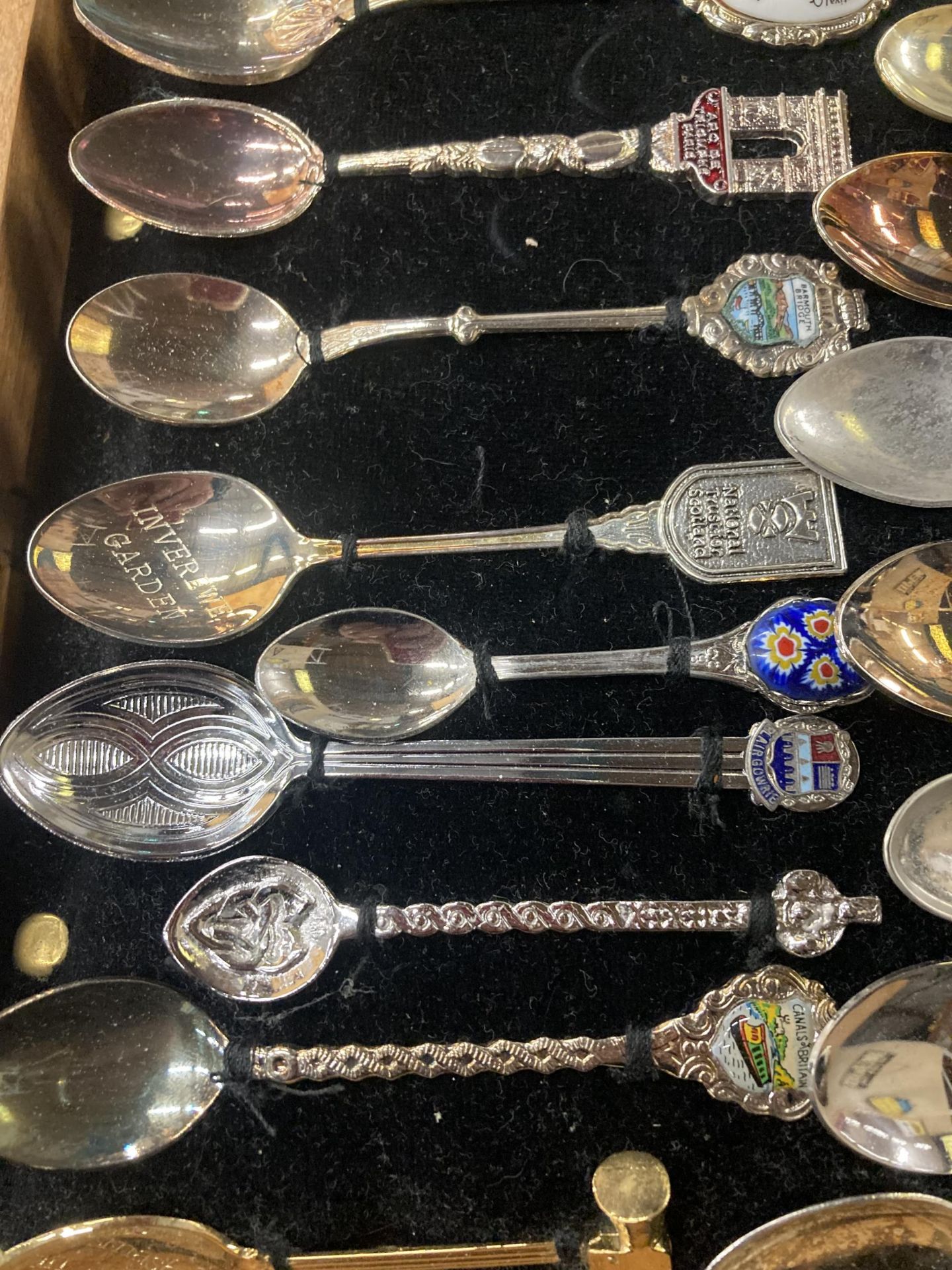 A WOODEN DISPLAY BOX CONTAINING ASSORTED COLLECTABLE SILVER PLATED TEASPOONS - Bild 2 aus 5