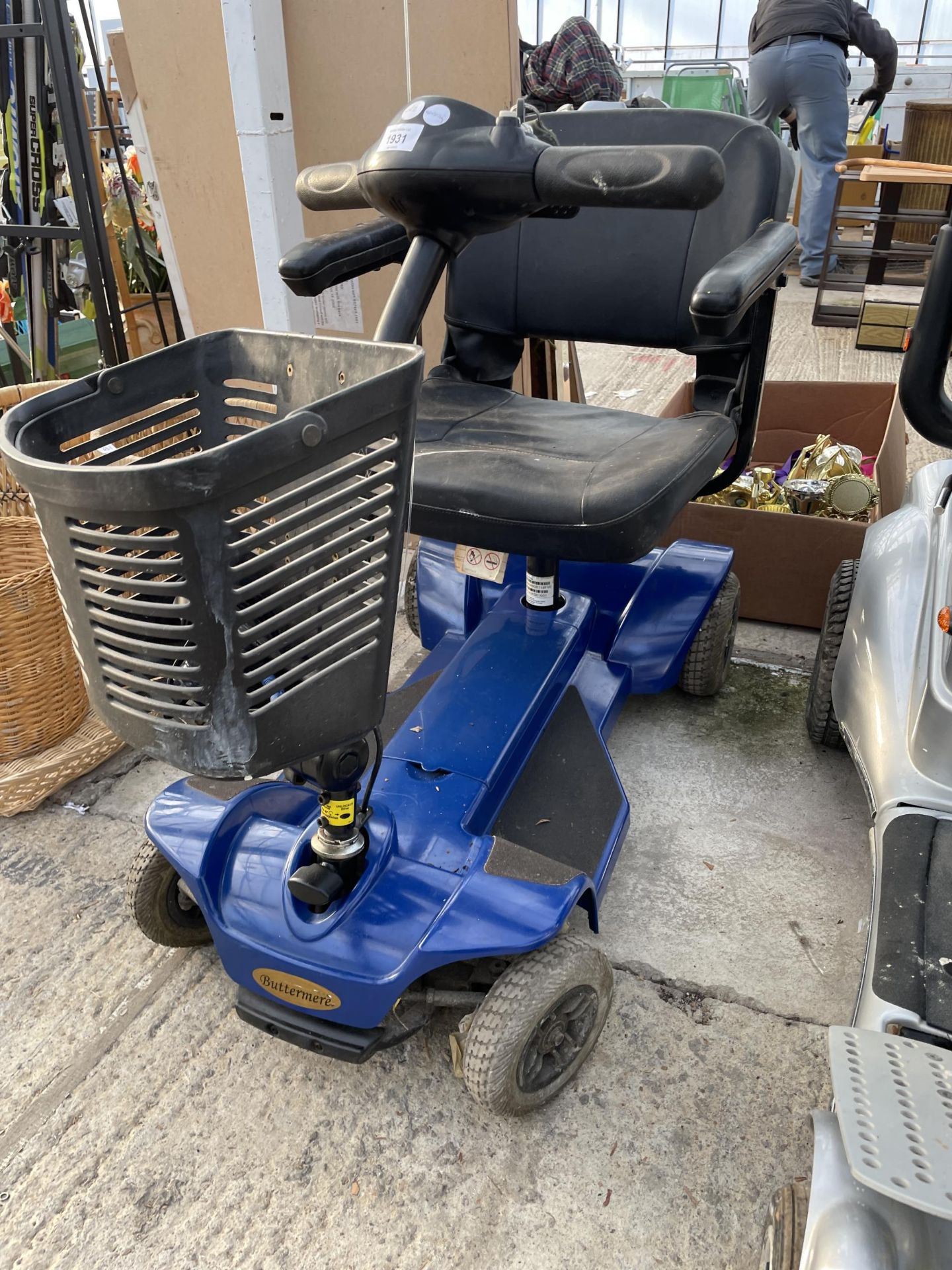 A BUTTERMERE MOBILITY SCOOTER COMPLETE WITH KEY AND CHARGER AND BELIEVED IN WORKING ORDER BUT NO - Bild 4 aus 4