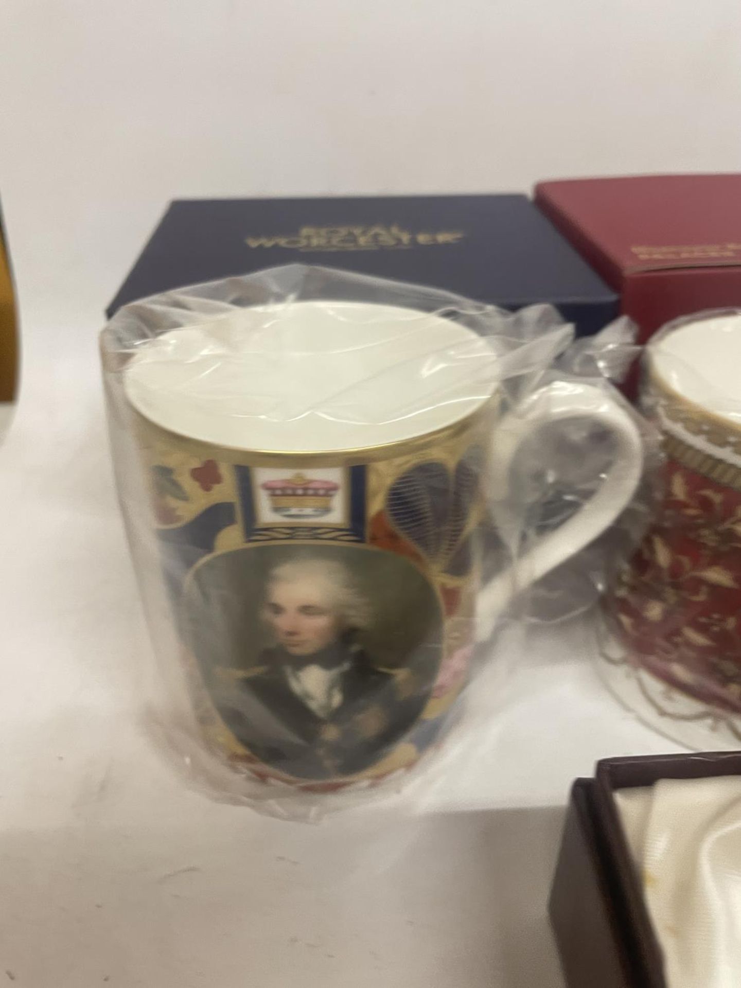 FOUR BOXED COMMEMORATIVE ITEMS TO INCLUDE TWO ROYAL WORCESTER MUGS, CAVERSALL CROWN ETC - Image 2 of 5