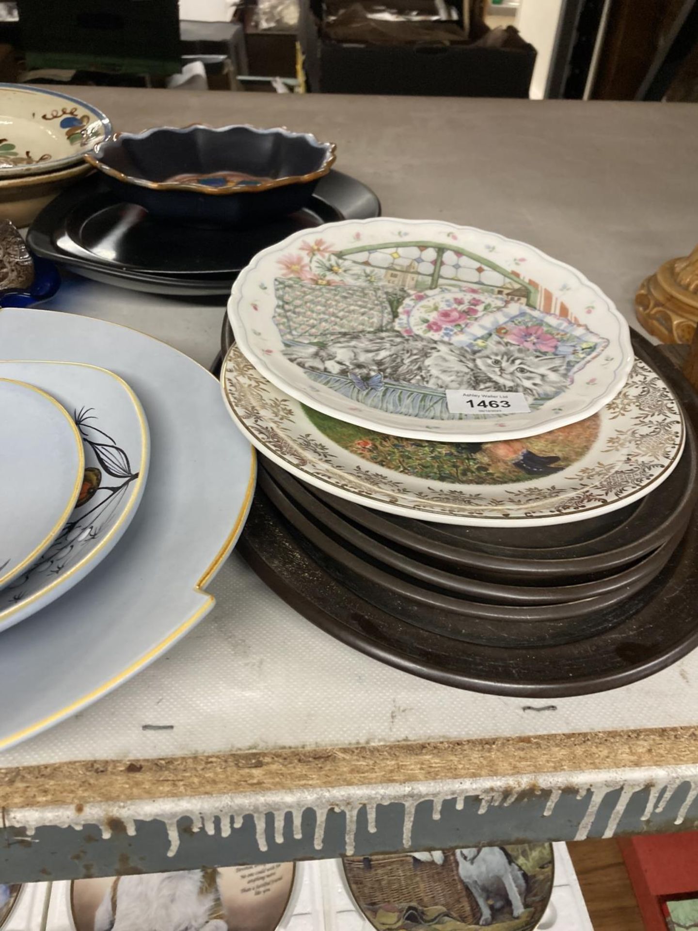 A MIXED LOT OF PLATES TO INCLUDE ROYAL ALBERT, FLORA HOLLAND AND FURTHER HOLLAND EXAMPLES PLUS A - Image 2 of 5