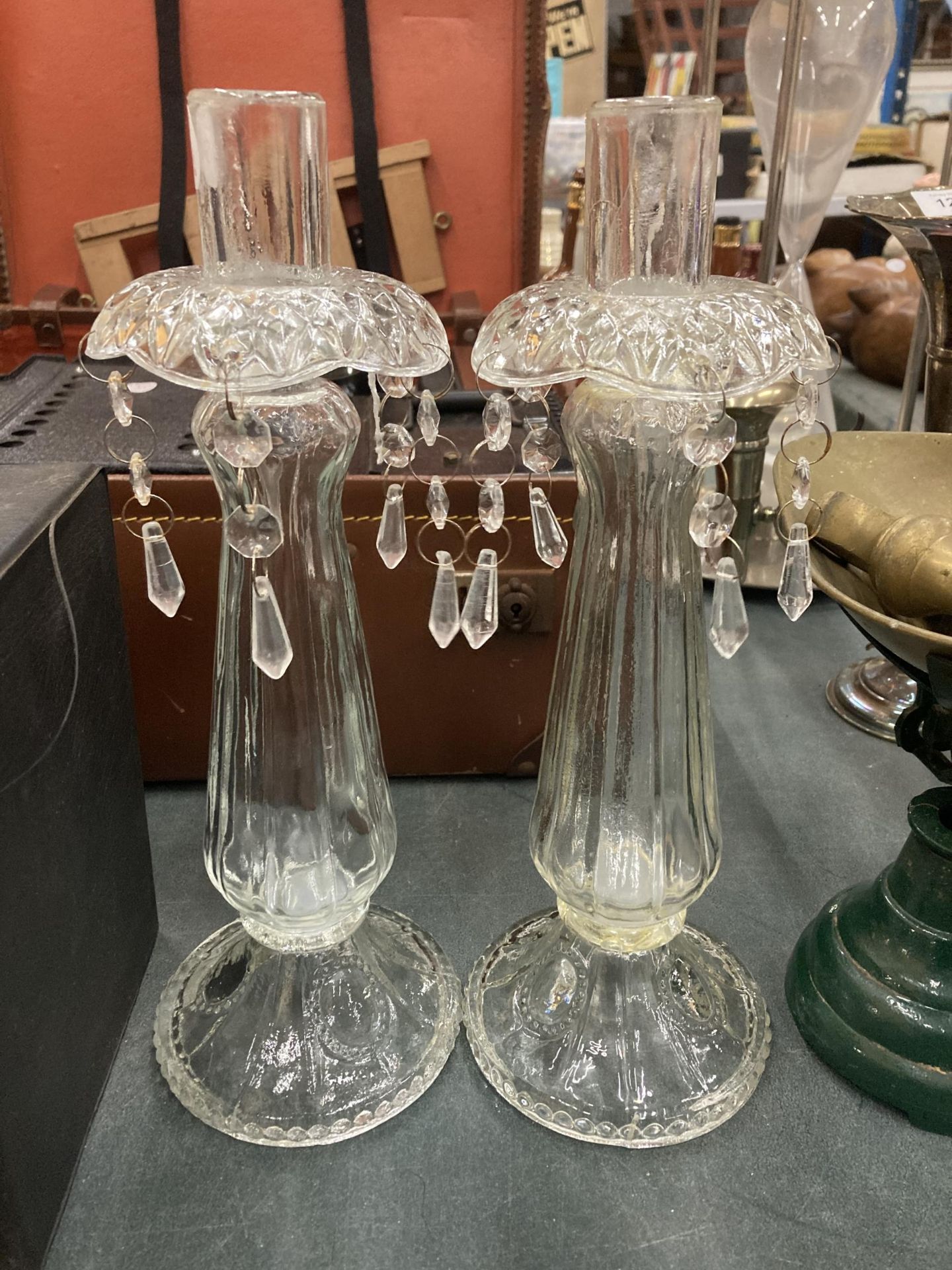 A PAIR OF VINTAGE GLASS TABLE LUSTRES WITH GLASS DROPLETS