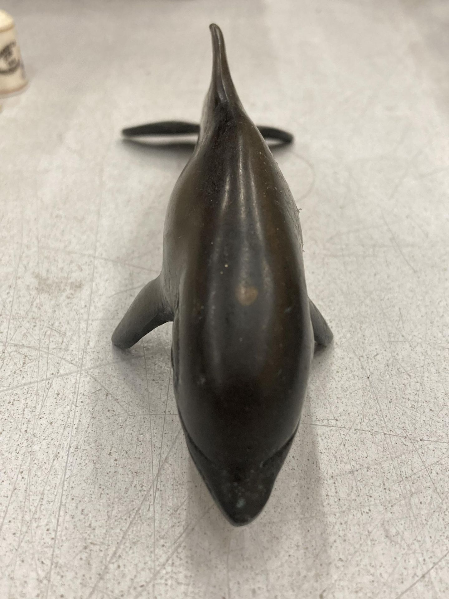 A SMALL BRONZE DOLPHIN FIGURE - Image 2 of 3