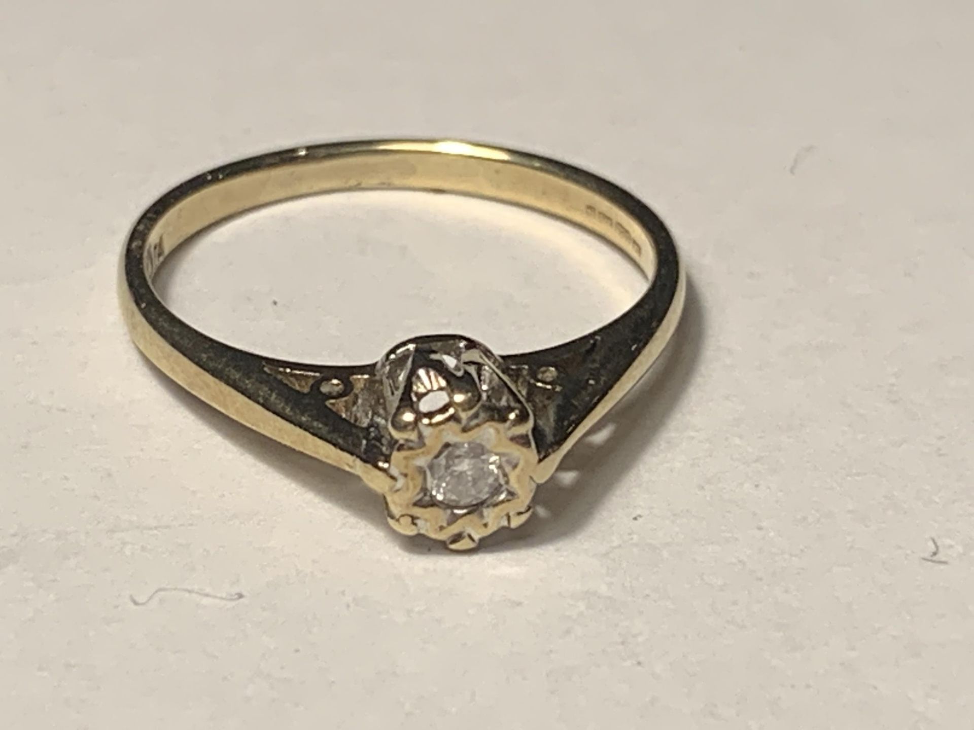 A 9 CARAT GOLD RING WITH DIAMOND SOLITAIRE SIZE K