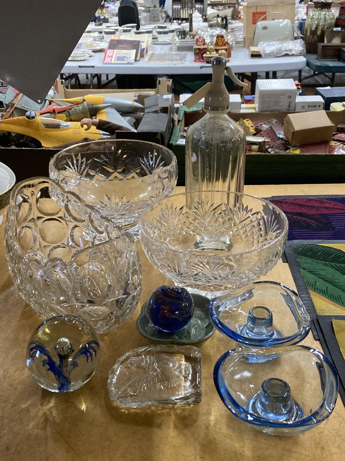 A MIXED LOT OF GLASSWARE TO INCLUDE CUT GLASS FRUIT BOWLS, BLUE ART GLASS CANDLE HOLDERS, SODA