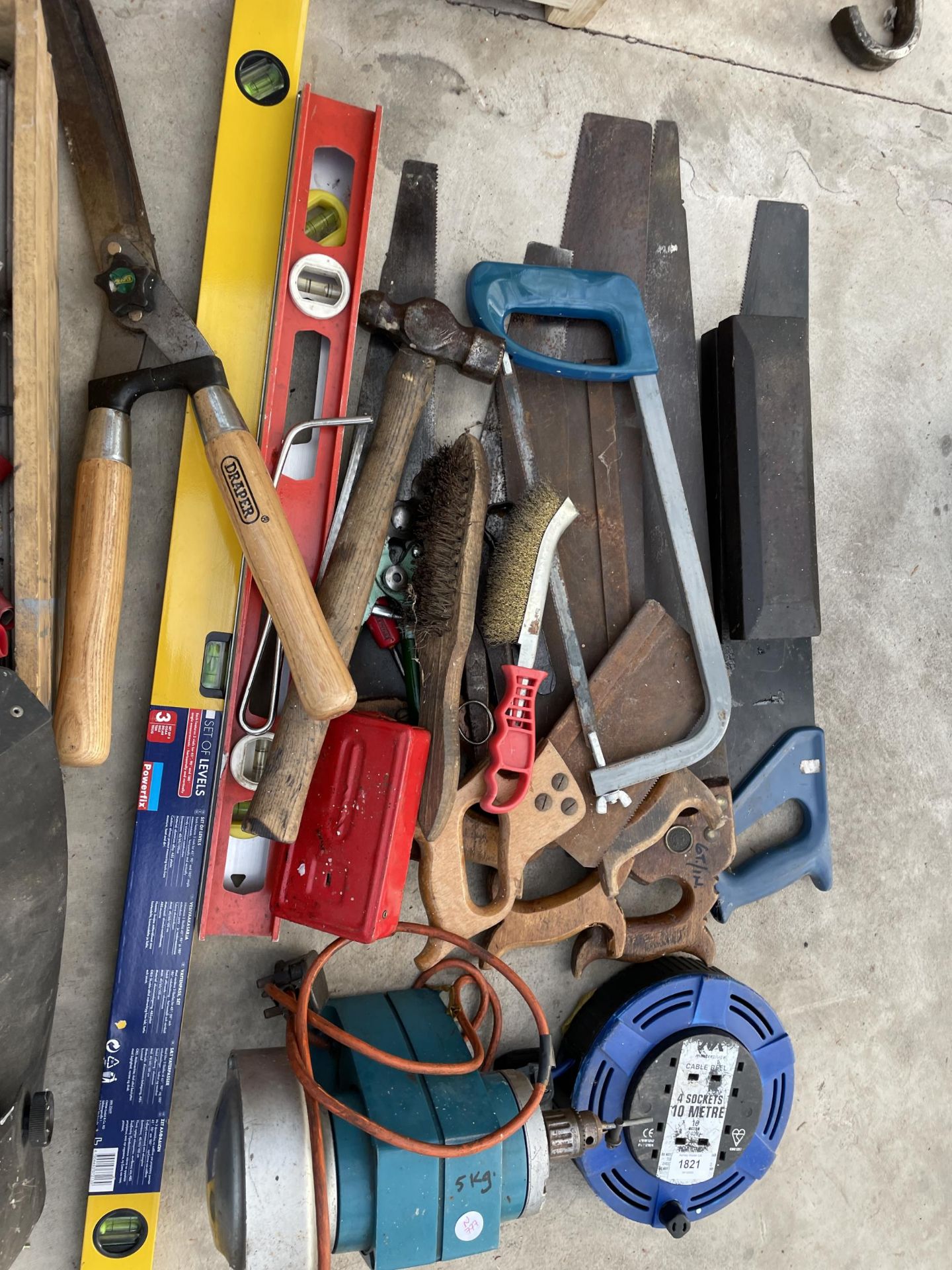 AN ASSORTMENT OF TOOLS TO INCLUDE A BLACK AND DECKER BENCH GRINDER, WELDING RODS, WELDINGT MASKS AND - Image 2 of 3