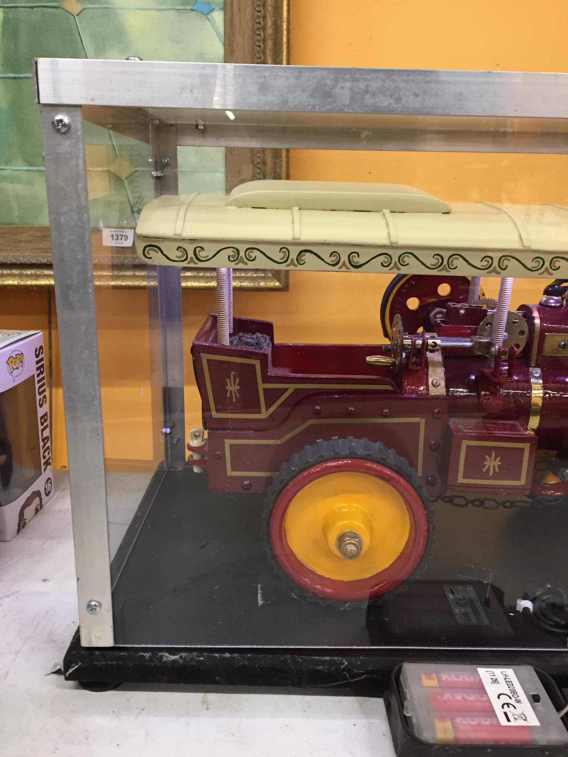 A VINTAGE WOODEN MODEL STEAM ENGINE, ON A WOODEN PLINTH BASE WITH PERSPEX DISPLAY BOX AND WITH - Image 3 of 4