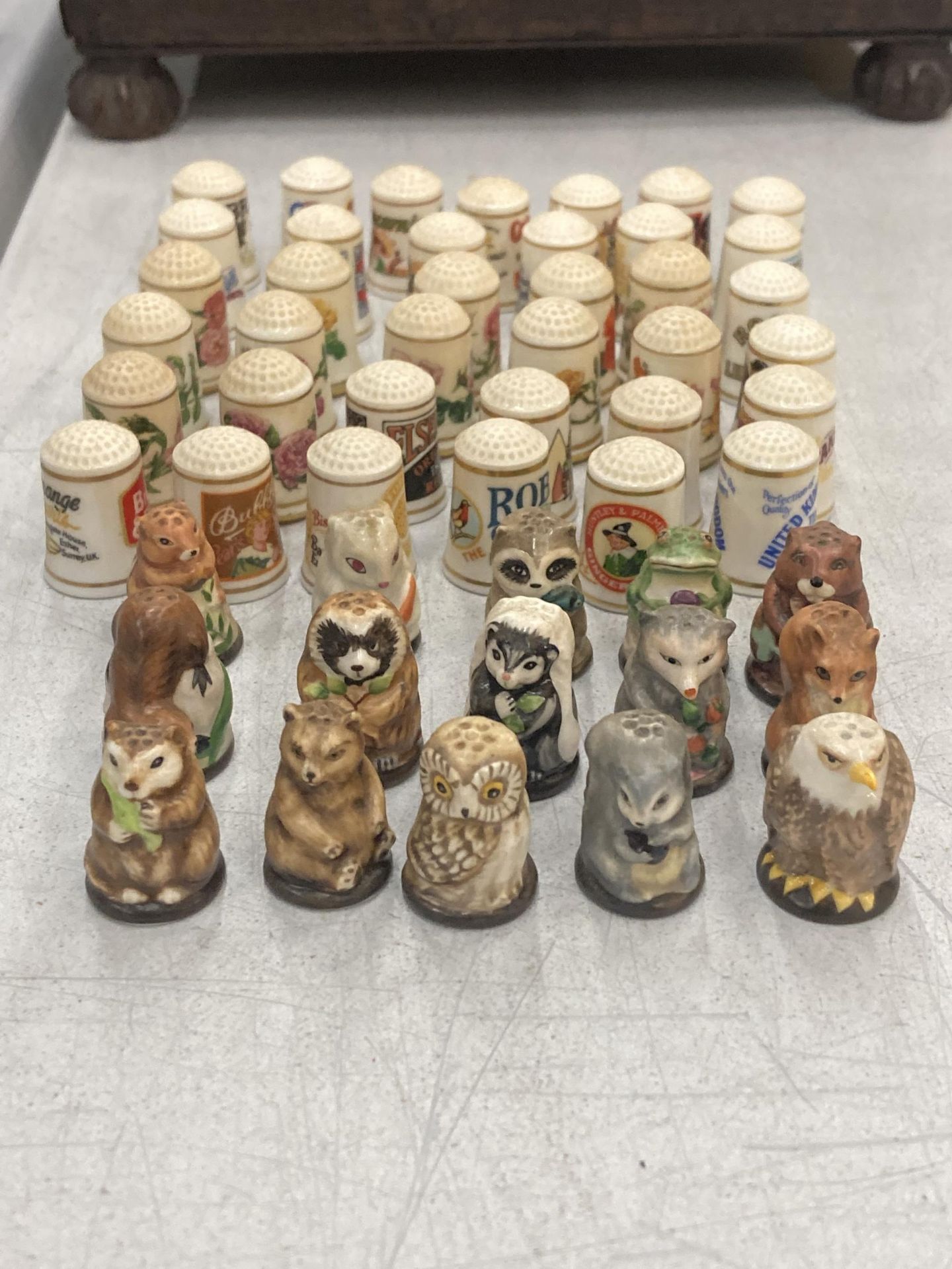 A COLLECTION OF CERAMIC THIMBLES TO INCLUDE FRIENDS OF THE FOREST THIMBLE COLLECTION ETC