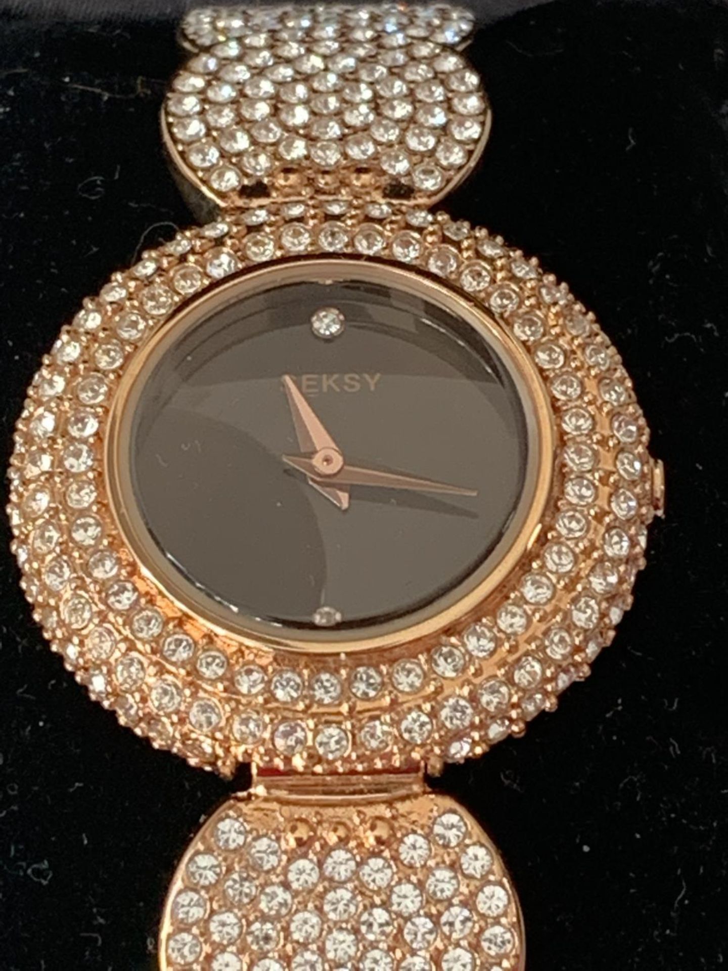 A SESKY WRIST WATCH IN A PRESENTATION BOX SEEN WORKING BUT NO WARRANTY - Image 3 of 3